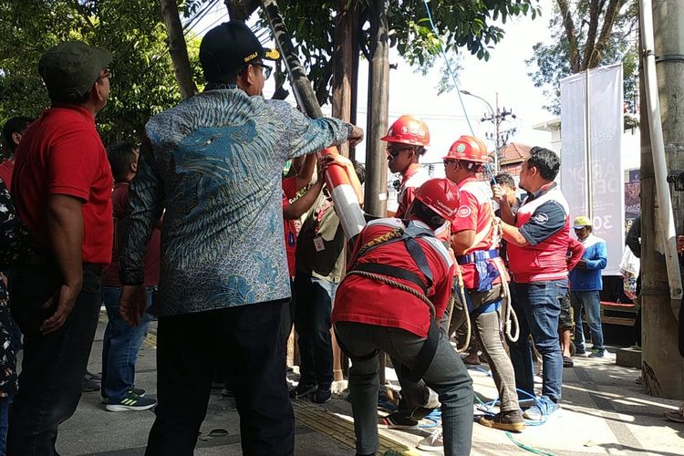 Wali Kota Malang, Sutiaji memantau secara langsung penurunan kabel provider telekomunikasi di Jalan Jenderal Basuki Rahmat, Kota Malang pada Minggu (30/7/2023).