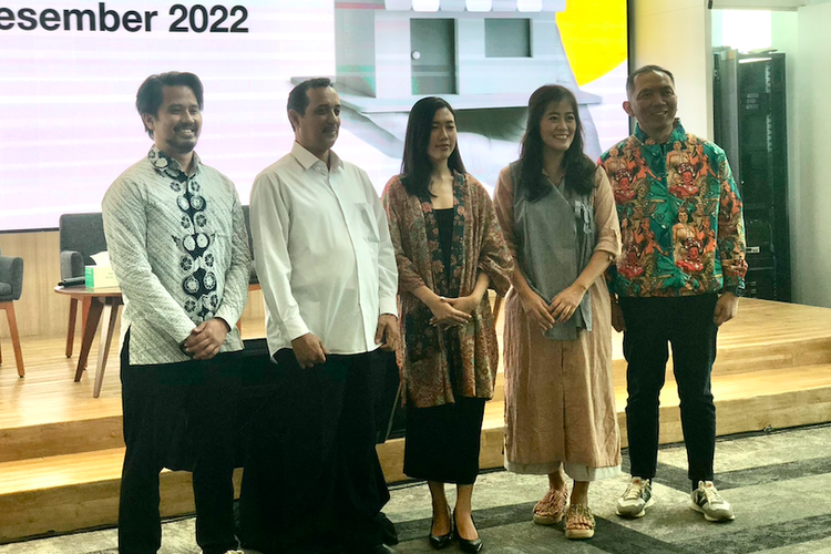 Konferensi pers Tokopedia Hijau di Jakarta, kiri ke kanan - Public Affairs Senior Lead Tokopedia, Aditia Grasio Nelwan, Ali Alkatiri (asisten deputi Pengembangan dan Kawasan Rantai Pasok Kemenkop & UKM RI, Stephanie (pemilik brand Tisoo, Melie (pemilik brand KaIND, Pendiri The Local Enabler, Dr. Dwi Indra Purnomo) di Jakarta