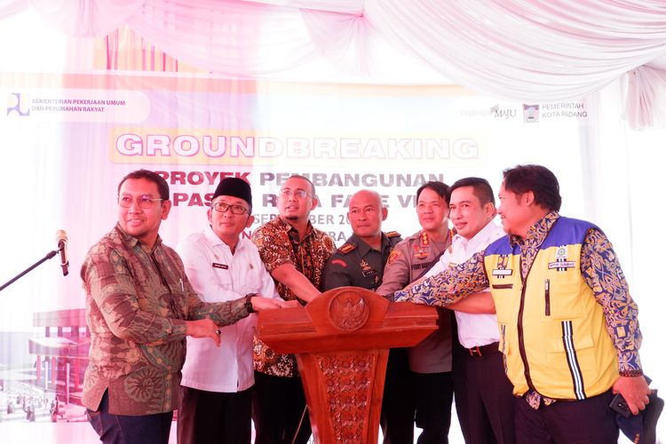 Walikota Padang Hendri Septa (dua kiri) bersama anggota  DPR Ri Andre Rosiade serta muspida menekan sirene pertanda pembangunan Pasar Raya Padang Fase VII dimulai, Tabu (20/9/2023)