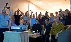 Jokowi bersama Mentan Amran dan Menteri Lain Nobar Laga Indonesia Vs Vietnam