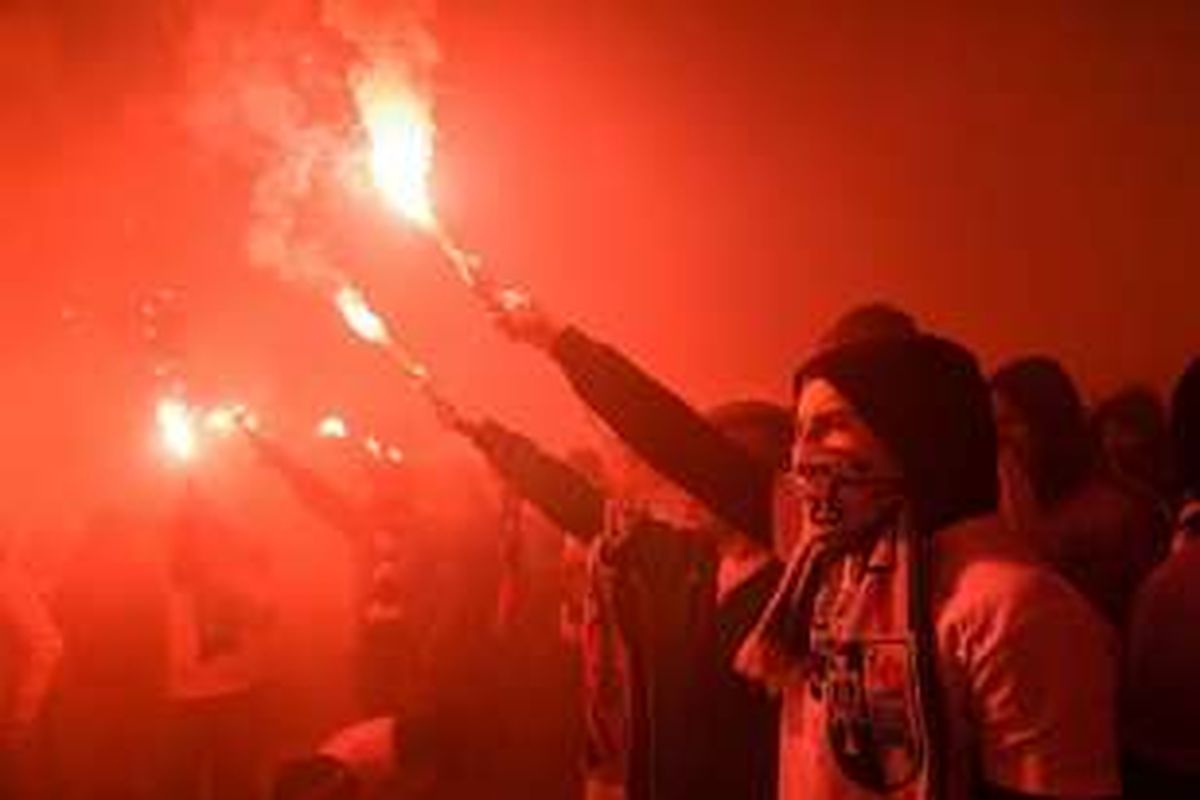 Suporter Legia Warszawa menyalakan suar merayaka keberhasilan tim kesayangannya menjadi juara Liga Polandia, Mei 2016. 