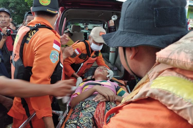 Proses evakuasi korban tenggelam saat dievakuasi tim Basarnas Kaltim di Jalan Pemuda, Samarinda, Kaltim, Senin (25/5/2020).