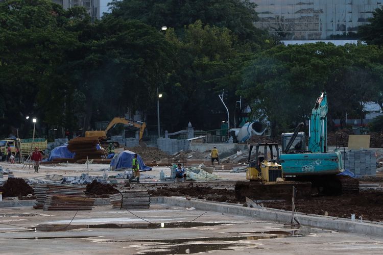 Proyek revitalisasi di taman sisi selatan Monumen Nasional, Jakarta Pusat, Rabu (22/1/2020).Sebanyak 205 pohon di sisi selatan Monumen Nasional (Monas), Jakarta Pusat, telah dicabut dari tempatnya dan dipindahkan ke tempat lain di kawasan itu.