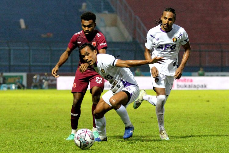 Pemain Persik Kediri Samsul Arifin dan Rohit Chand menjaga pemain PSM Makassar Yakob Sayuri saat pertandingan laga terakhir babak penyisihan Grup D Piala Presiden 2022 yang berakhir dengan skor 0-0 di Stadion Kanjuruhan Kepanjen, Kabupaten Malang, Minggu (19/6/2022) sore.