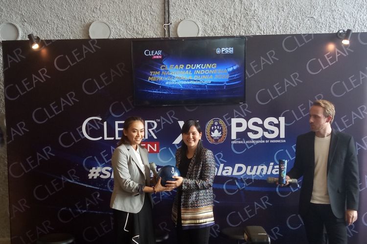 Essy Prita Cinta selaku Senior Brand Manager Clear (kanan) menyerahkan bola kepada Sekretaris Jenderal PSSI, Ratu Tisha Destria dalam acara di Jakarta, Rabu (26/6/2019). Penyerahaan bola ini merupakan bentuk simbolis dukungan Clear pada program Finalesia On The Road yang akan segera digelar PSSI ke sejumlah wilayah Indonesia.