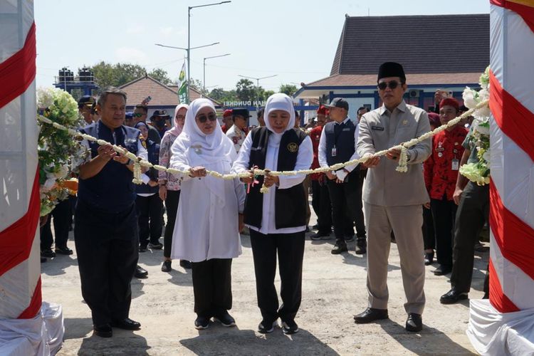 Gubernur Jawa Timur Khofifah Indar Parawansa meresmikan pelabuhan di Pulau Gili Iyang, Kabupaten Sumenep, Jawa Timur, Selasa (4/7/2023).