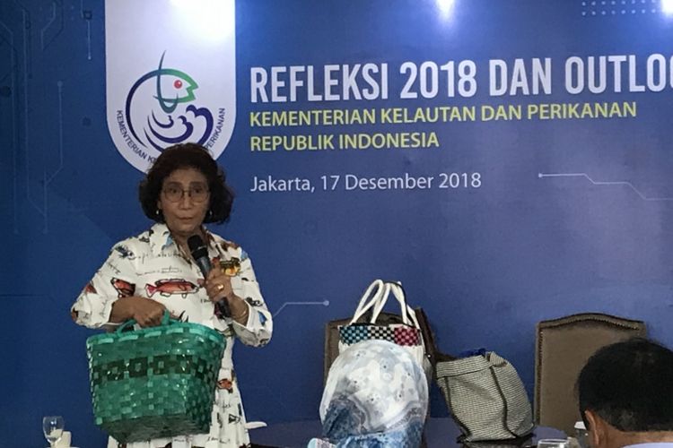 Menteri Kelautan dan Perikanan Republik Indonesia (KKP) Susi Pudjiasuti di Gedung Mina Bahari IV KKP, Jakarta Pusat, Senin (17/12/2018)