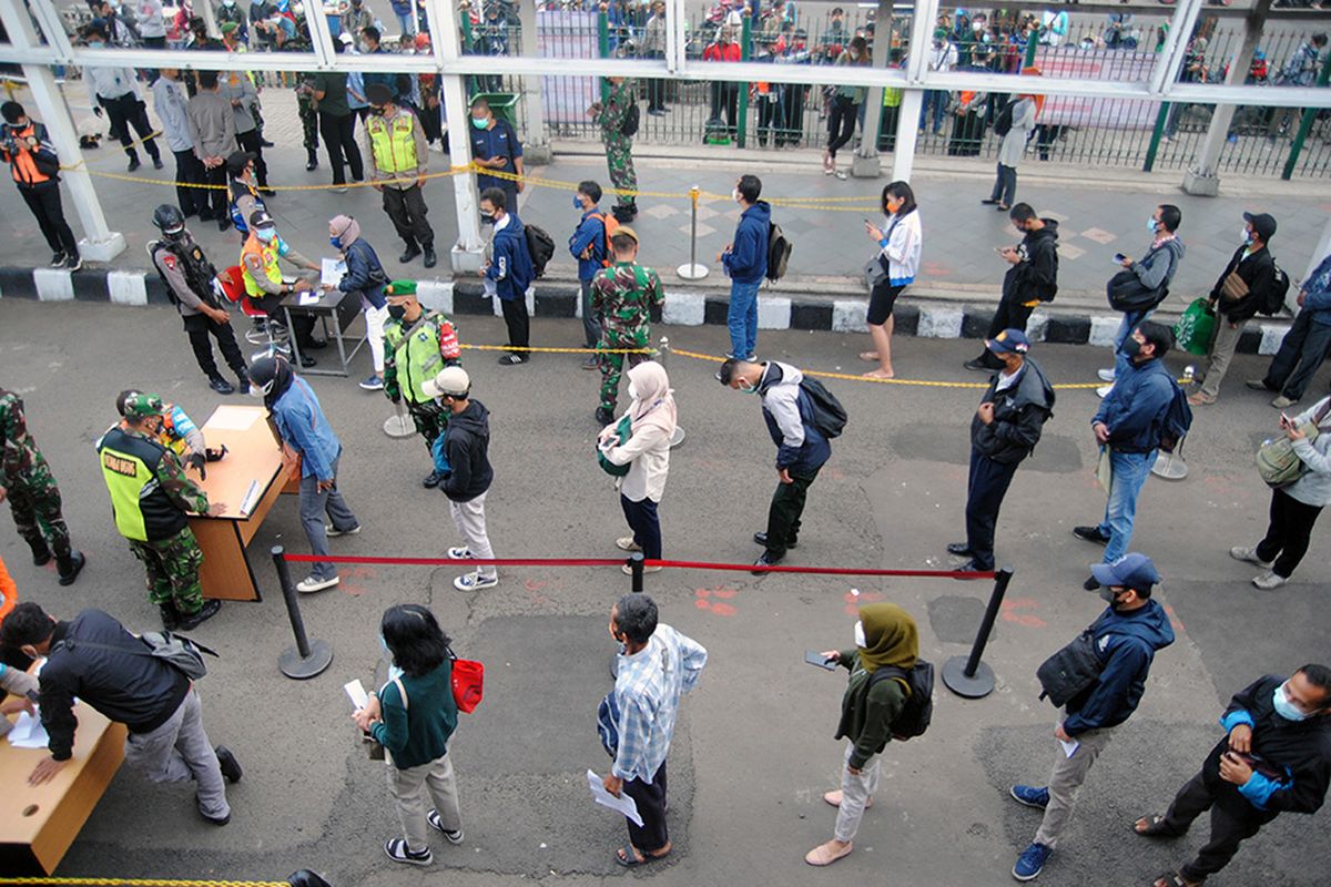 Sejumlah calon penumpang mengantre saat pemeriksaan dokumen Surat Tanda Registrasi Pekerja (STRP) di Stasiun Bogor, Jawa Barat, Senin (13/7/2021). Kementerian Perhubungan mengeluarkan aturan soal kewajiban membawa STRP atau surat tugas bagi pengguna KRL Commuterline yang berlaku mulai Senin (13/7/2021) di masa Pemberlakuan Pembatasan Kegiatan Masyarakat (PPKM) Darurat.