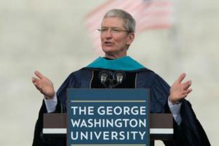 CEO Apple Tim Cook saat berbicara di hadapan wisudawan Universitas Washington tahun 2015
