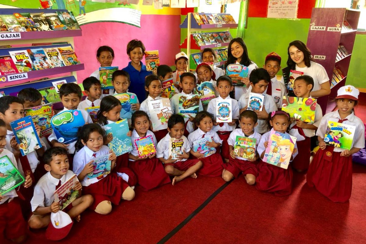 Chelsea E Islan didampingi Pendiri Taman Bacaan Pelangi, NIla Tanzil, Jumat (21/9/2018) memberikan motivasi kepada anak-anak SDK Roe, Manggarai Barat, Flores, NTT untuk tekun membaca. Chelsea E Islan sebagai donatur Taman Bacaan Pelangi di SDK Roe. (KOMPAS.com/Markus Makur)