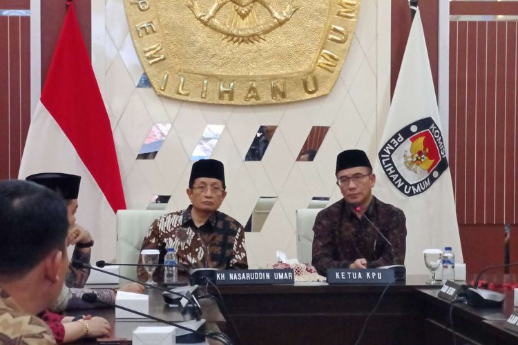 Imam Besar Masjid Istiqlal Nasaruddin Umar (kanan) bersama Ketua KPU RI Hasyim Asy'ari di Kantor KPU RI, Jumat (19/5/2023).