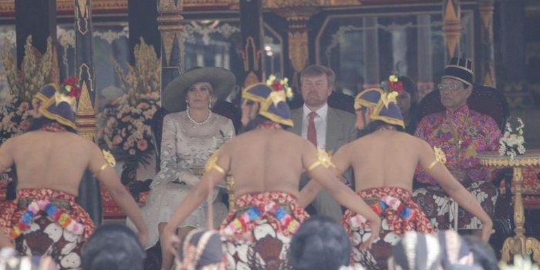 Raja Belanda Willem-Alexander dan Ratu Maxima Zorreguieta Cerruti menyaksikan Tarian Beksan Lawung Ageng, di Bangsal Kencono Keraton Yogyakarta, Rabu (11/3). Tarian Beksan Lawung Ageng ini merupakan salah satu tarian karya Sri Sultan Hamengku Buwono.