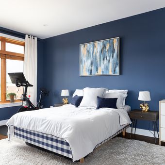 Ilustrasi kamar tidur dengan dinding warna biru tua. 