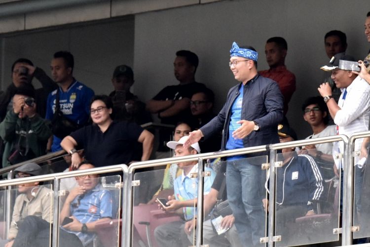 Gubernur Jabar Ridwan Kamil saat menyapa penonton saat pertandingan Persib kontra Arema FC di Stadion Gelora Bandung Lautan Api, Kamis (13/9/2018).