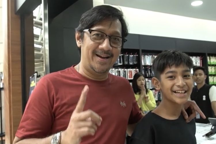 Andre Taulany dan anaknya, Kenzy, di sebuah tempat perbelanjaan di YouTube Taulany TV.