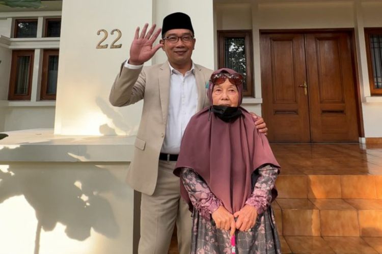 Gubernur Jawa Barat Ridwan Kamil bersama ibunya Tjutju Sukaesih saat merayakan Hari Ibu di Bandung, Rabu (22/12/2021).