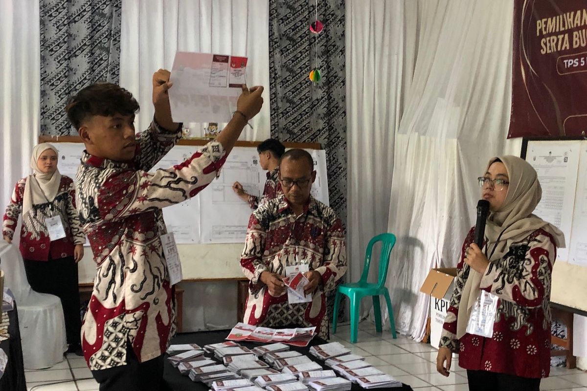 Petugas KPPS memperagakan saat tengah melakukan penghitungan surat suara di TPS. Minggu (1/12/2024).