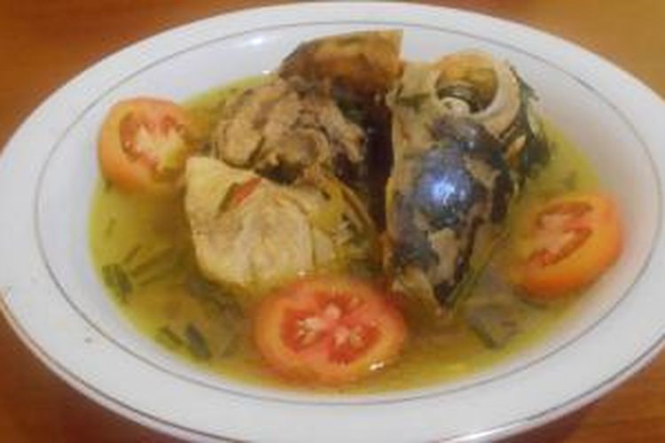 Parende kepala ikan napoleon, masakan khas Pulau Buton, Sulawesi Tenggara.