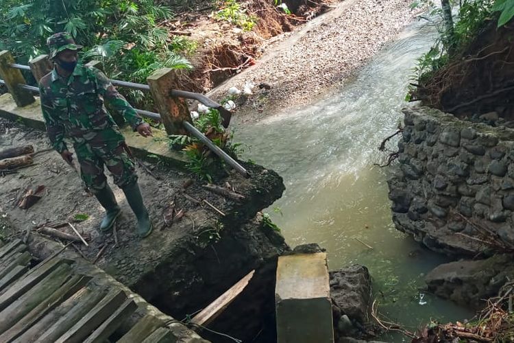 Jembatan beton di dusun Malutu, Desa Posi, Kecamatan Bua, Kabupaten Luwu, Sulawesi Selatan, rusak berat akibat diterjang banjir pada Jumat (22/4/2022) malam tadi.