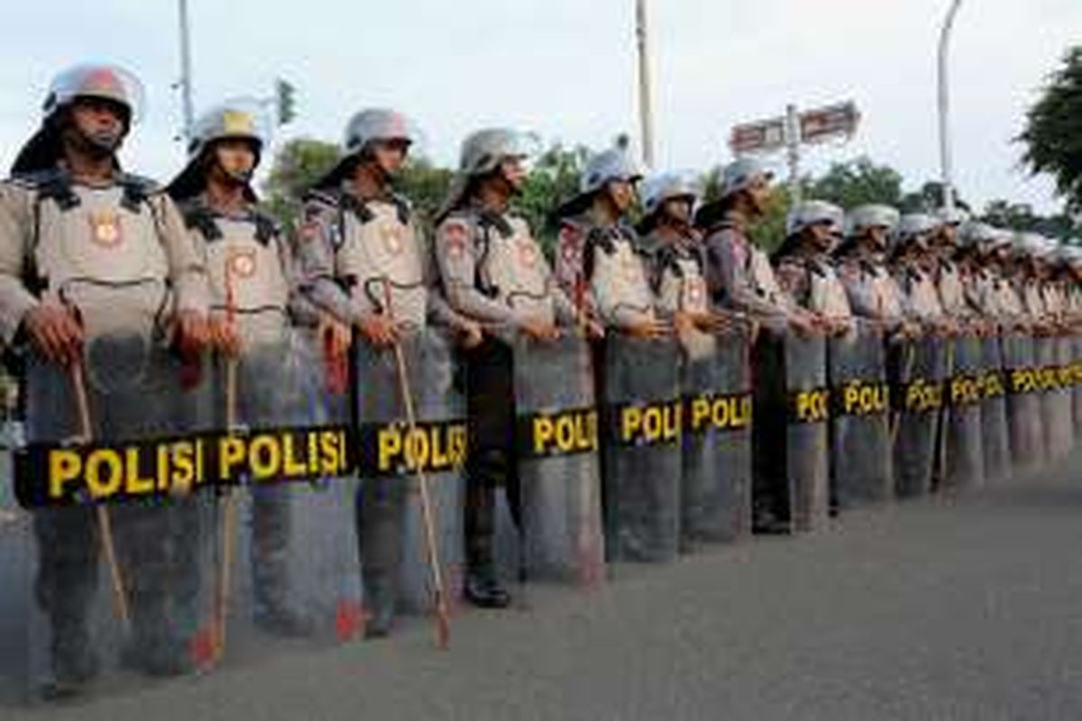 Polisi berjaga di sekitar istana negara, Jakarta, Jumat, (4/11/2016). Pengunjuk rasa menuntut proses hukum terhadap bakal calon gubernur DKI Jakarta Nomor Urut 2 Basuki Tjahaja Purnama yang dianggap telah menistakan agama.