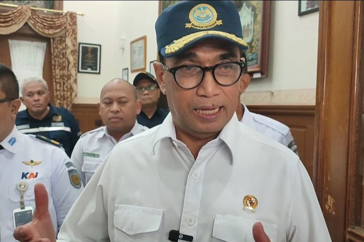 Menteri Perhubungan Budi Karya Sumadi memberikan keterangan terkait peristiwa pilot co-pilot Maskapai Batik Air yan tertidur saat melakukan penerbangan dari Kendari ke Bandara Soekarno Hatta, di Stasiun Cirebon pada Sabtu (9/3/2024) siang