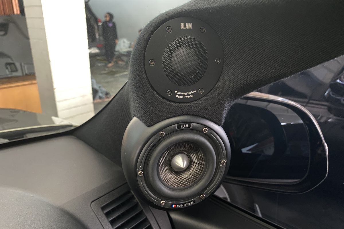 Modifikasi audio mobil menggunakan speaker Hi-Res BLAM, harganya tembus ratusan juta rupiah