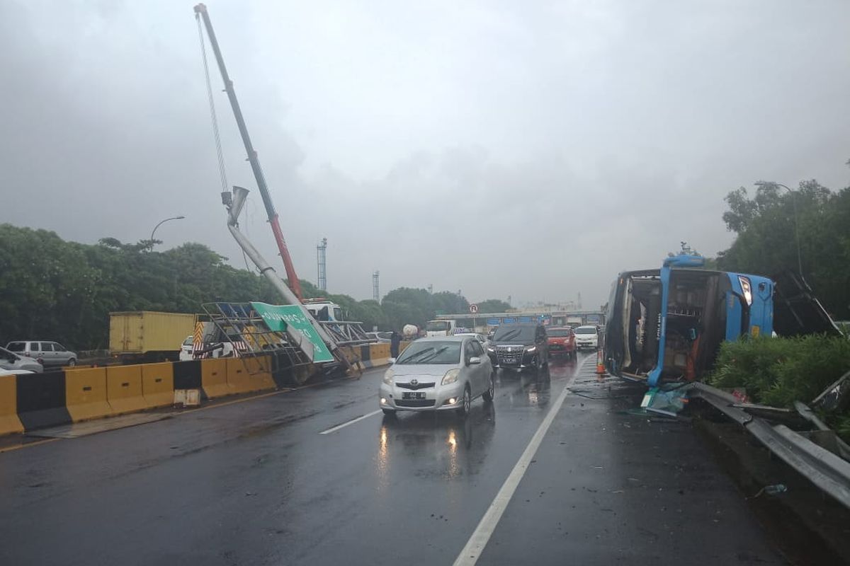 Bus DAMRI terguling di Tol arah Bandara Soekarno-Hatta, Kamis (23/1/2020)