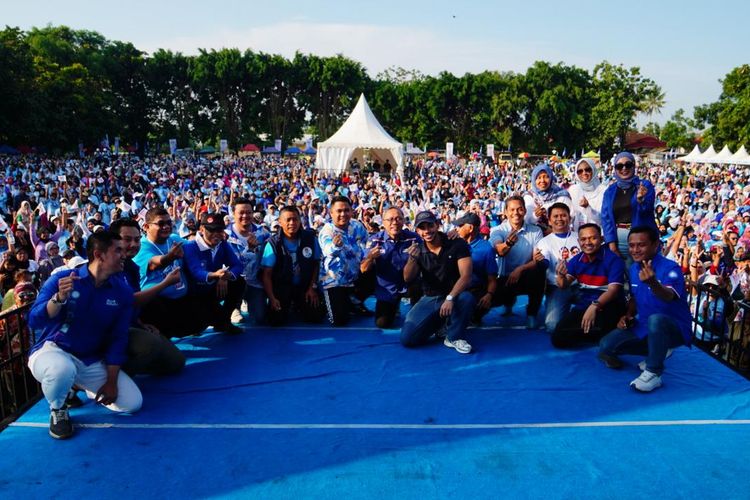 Zulhas beserta jajaran PAN berfoto bersama masyarakat yang menghadiri acara Relawan Probowo Gibran.