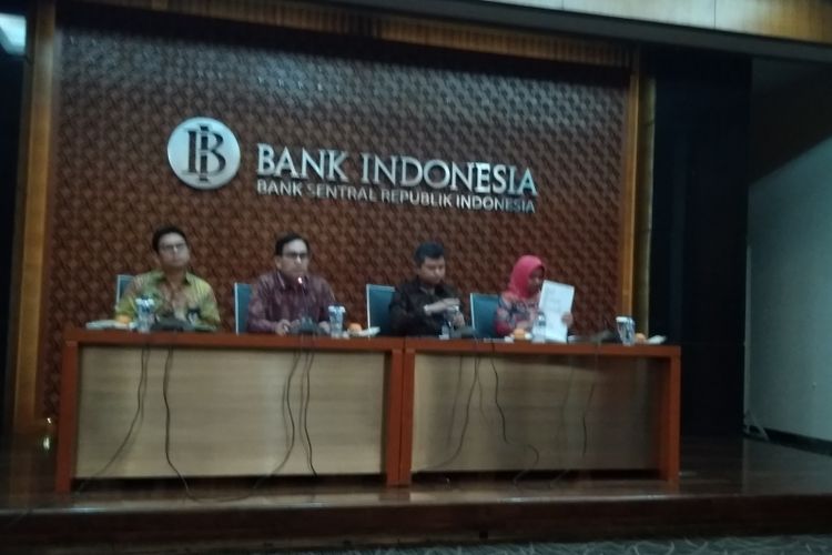 Kepala Departemen Internasional Bank Indonesia (BI) Doddy Zulferdi (kedua dari kiri) saat memberikan keterangan pers terkait rencana amandemen perjanjian kerja sama Billateral Swap Arrangement (BSA), di Gedung BI, Jumat (4/5/2018).