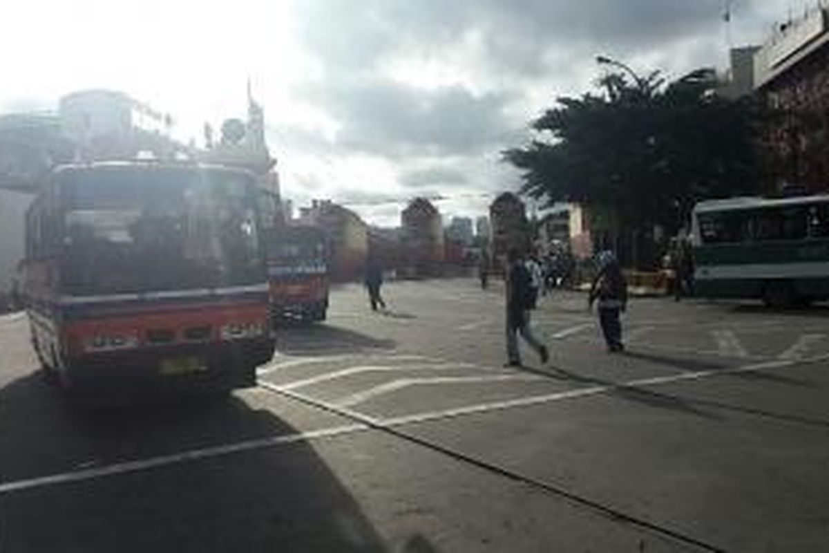 Suasana di Terminal Blok M, Jakarta pada Senin (21/12/2015)