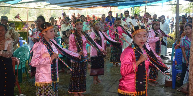 Penari mementaskan tarian Raga Sae mengantar tamu dalam berbagai ritual adat di Manggarai Timur, Nusa Tenggara Timur. Penari memegang sebuah tongkat di tangan sambil menari, Selasa (1/8/2017).