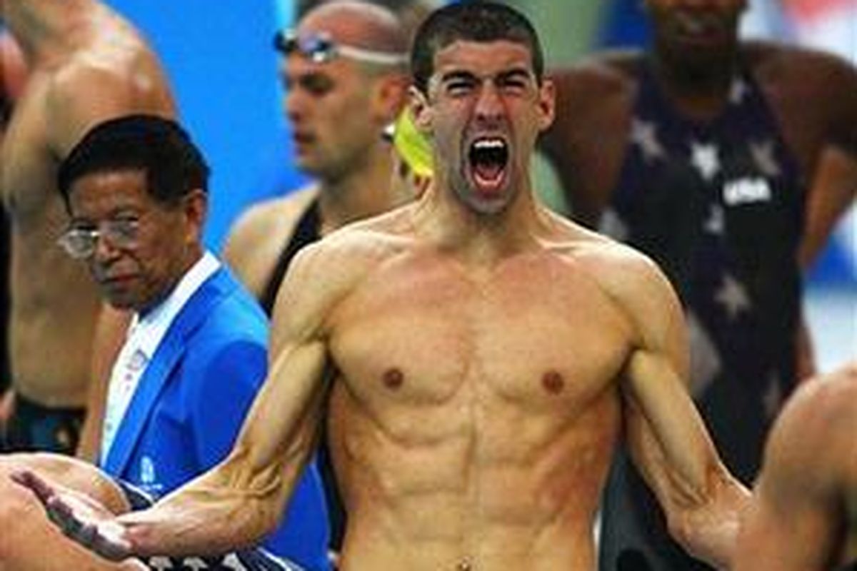 Perenang pertama Amerika Serikat, Michael Phelps berteriak gembira setelah timnya juara dalam nomor estafet 4x100 m gaya bebas putra di National Aquatics Canter pada Olimpiade Beijing, Senin (11/8).