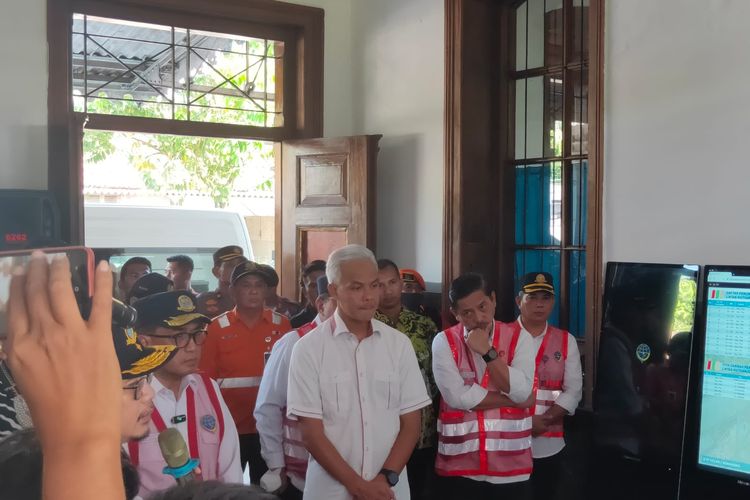 Ganjar saat meninjau Stasiun Purworejo Lama pada Minggu (21/5/2023)