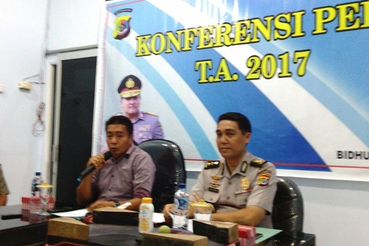 Direktur Reserse Kriminal Umum Polda NTT Kombes Yudi Sinlaeloe (kiri) dan Kabid Humas Polda NTT AKBP Jules Abraham Abast saat memberikan keterangan pers kepada sejumlah wartawan di Mapolda NTT, Selasa (7/3/2017)