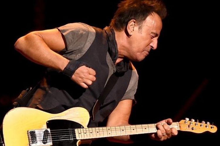 Bruce Springsteen tampil bersama E Street Band di Los Angeles Sports Arena, di Los Angeles, California, Selasa (15/2/2016).
