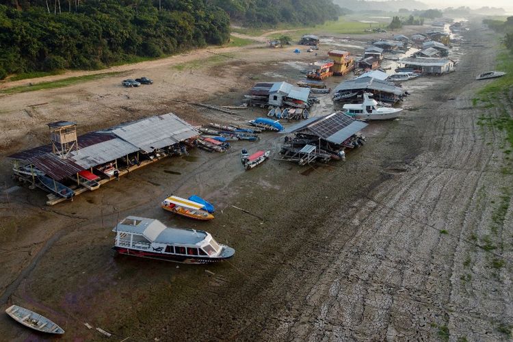 Foto yang menunjukkan rumah apung dan perahu terdampar di Danau Puraquequara, Manaus, Negara Bagian Amazonas, Brasil, diambil pada tanggal 6 Oktober 2023. Penduduk di tepi sungai menderita kekurangan air yang disebabkan oleh kekeringan parah di bagian utara negara itu. Kekeringan telah mengeringkan sungai dan menyulitkan perjalanan antar kota di negara bagian Amazonas. Konsumsi air juga terkena dampaknya.
