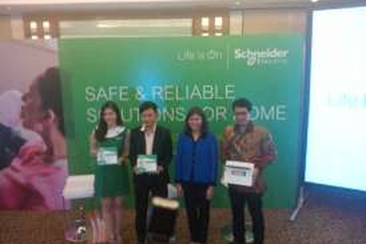 (dari kanan ke kiri) Vice President Partner Retail Business Schneider Electric Indonesia Mateus Bernath, mahasiswa Universitas Indonesia Nabila Astari dan Product Marketing Partner Retail Business Schneider Electric Indonesia Francko Nasarino di Hotel Le Meridien, Jakarta, Selasa (21/6/2016).