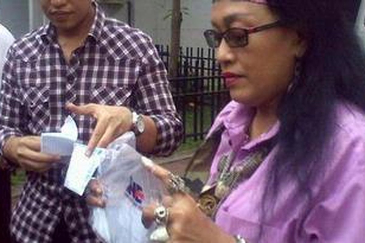 Renny Jayusman datang ke Polda Metto Jaya, Rabu (24/5/2012) sekitar pukul 15.30. Ia melapor menerima paket yang isinya diduga ganja dari orang yang tidak dikenalnya.