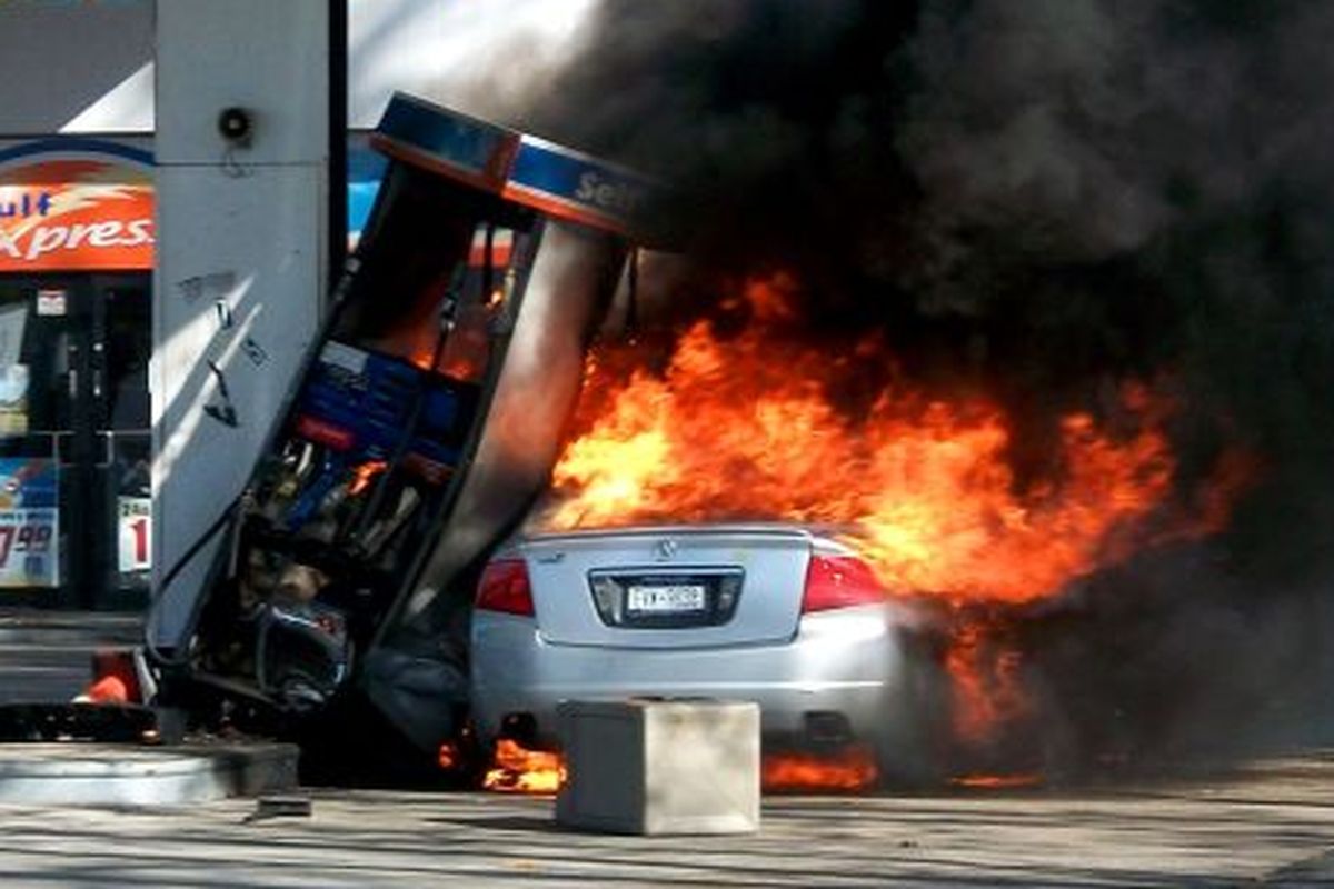 Ilustrasi mobil terbakar saat isi bensin