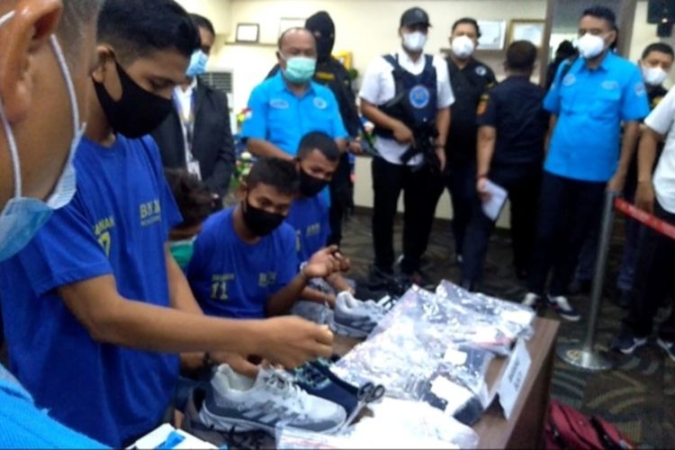 KR (30), menjelaskan modus untuk lolos membawa sabu di dalam sepatunya ke sejumlah daerah di Indonesia melalui Bandara Internasional Kualanamu.