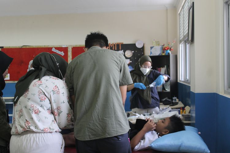 Ikatan Alumni Fatih Bilingual School (Ikalfa) menyelenggarakan pelayanan kesehatan gratis bagi ibu hamil dan anak-anak, termasuk khitanan massal dalam program Healthcare Initiative Project (HIP) 1.0 memperingat milad Kota Banda Aceh ke-818 (30/4/2023).