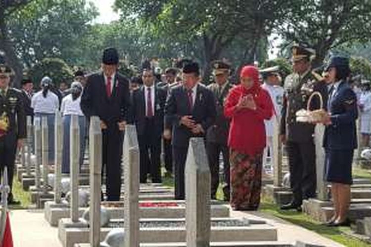 Presiden Joko Widodo menaburkan bunga ke Makam Pahlawan di Kalibata, Jakarta, Kamis (10/11/2016).