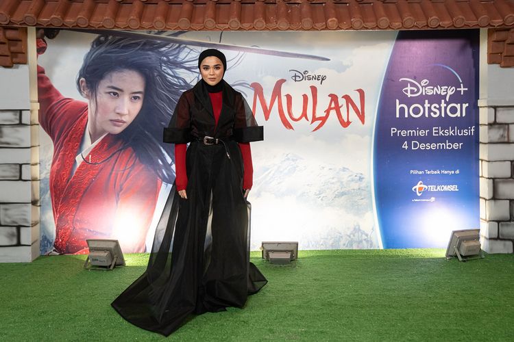 Bersama Yura Yunita, Agatha Pricilla, dan Nadin Amizah, artis musik Sivia didapuk menyanyikan Reflection, lagu ikonik dari film Disney's Mulan.