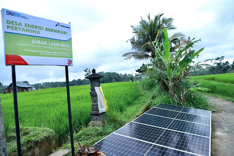 Pertamina berkolaborasi dengan Society of Renewable Energy (SRE) membangun solar PV memenuhi kebutuhan tujuh subak Desa Keliki, Ubud, Gianyar, Bali.