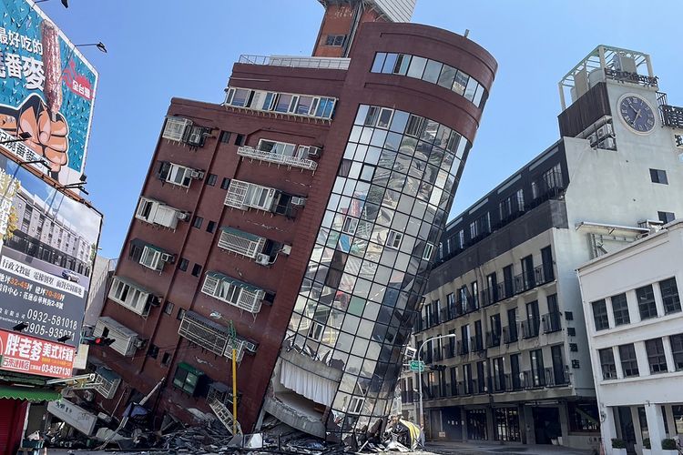 Bangunan yang rusak dan miring akibat gempa Taiwan di Kota Hualien, Rabu (3/4/2024). Gempa bermagnitudo 7,4 ini menimbulkan peringatan tsunami di Taiwan, Jepang selatan, dan Filipina. Foto ini diambil oleh kantor berita Central News Agency (CNA) Taiwan.