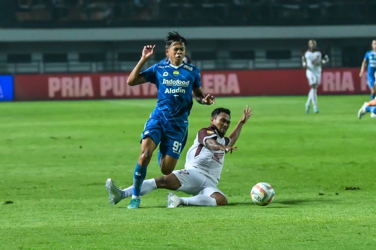 Pergerakan Edo Febriansah winger Persib di sayap kanan dihentikan bek PSM Maksssar Safrudin Tahar dalam pertandingan pekan ke-21 antara Persib vs PSM Makassar, Senin (4/12/2023) di Stadion Gelora Bandung Lautan Api (GBLA). 