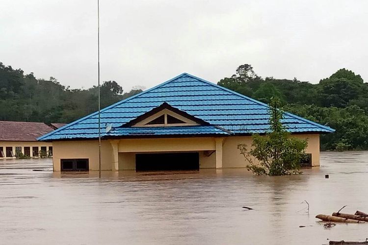 Bencana banjir melanda hampir seluruh wilayah Kecamatan Siding, Kabupaten Bengkayang, Kalimantan Barat (Kalbar), Kamis (14/1/2021). Kepala SMA 1 Siding, Amin mengatakan, banjir mulai terjadi Rabu (13/1/2021) malam, akibat tingginya intensitas hujan dalam sepekan terakhir.