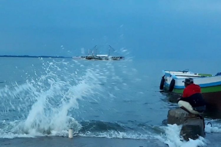 Gelombang tinggi di perairan utara teluk bone bakal terjadi, nelayan di kota palopo enggan untuk melaut, Sabtu (29/12/2018)