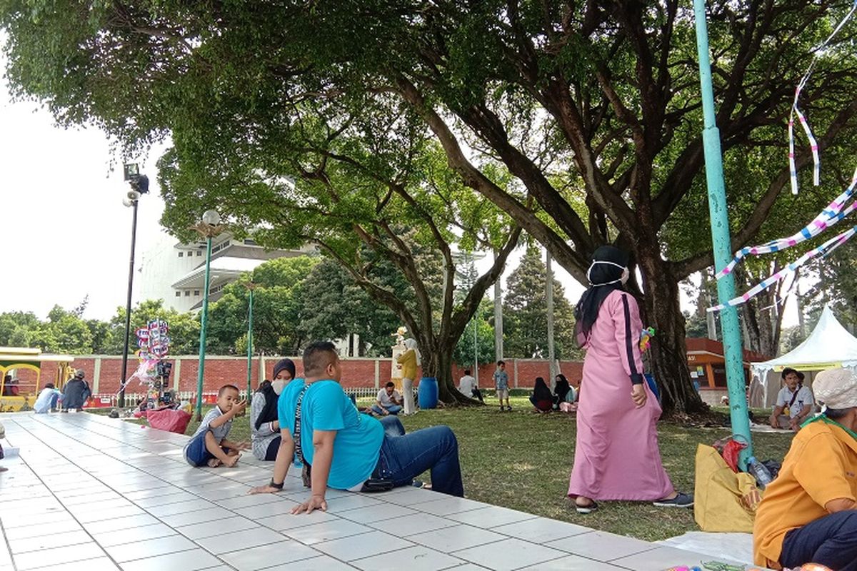 Beberapa wisatawan yang datang ke Taman Mini Indonesia Indah (TMII) pada minggu kedua setelah tempat wisata dibuka kembali, Minggu (6/7/2020).