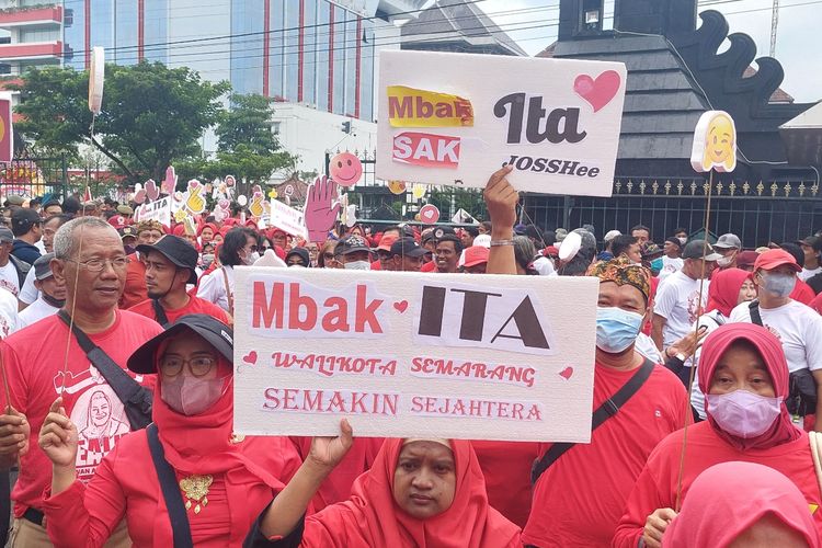 Warga Kota Semarang mendatangi Kantor Gubernur Jawa Tengah untuk menyaksikan pelantikanHevearita Gunaryanti Rahayu sebagai Wali Kota Semarang.  
